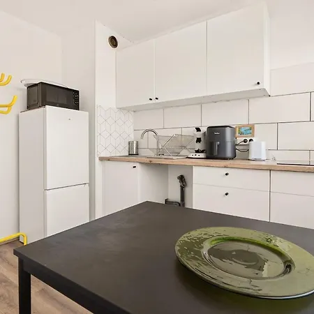 With Balcony & Parking - Downtown Apartment