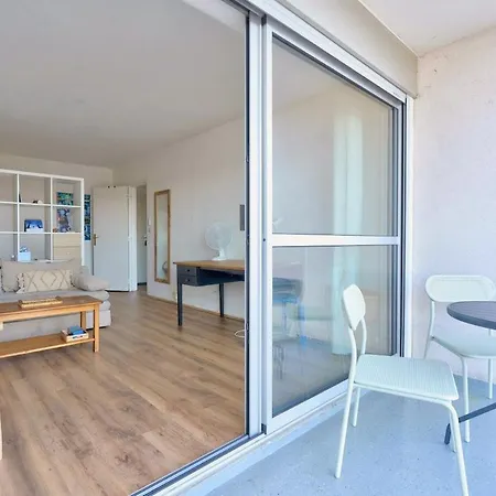 Apartment With Balcony & Parking - Downtown Bordeaux